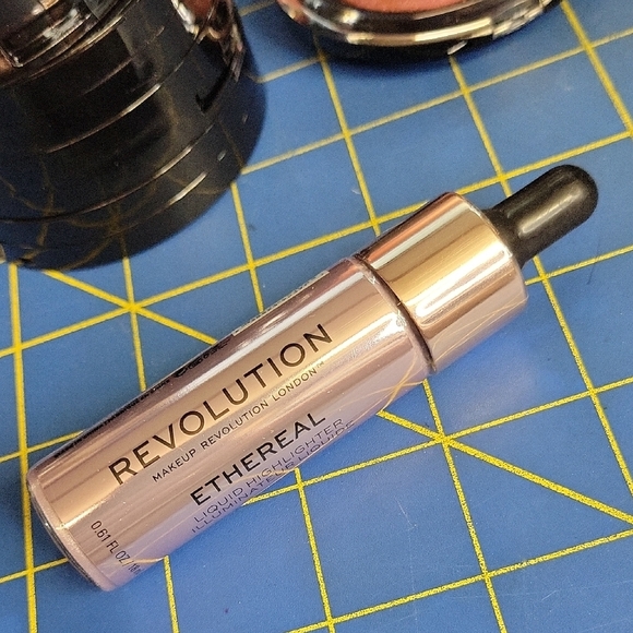 Revolution Pinkish  Silver Metallic Liquid Highlighter 18ml New - Picture 1 of 4